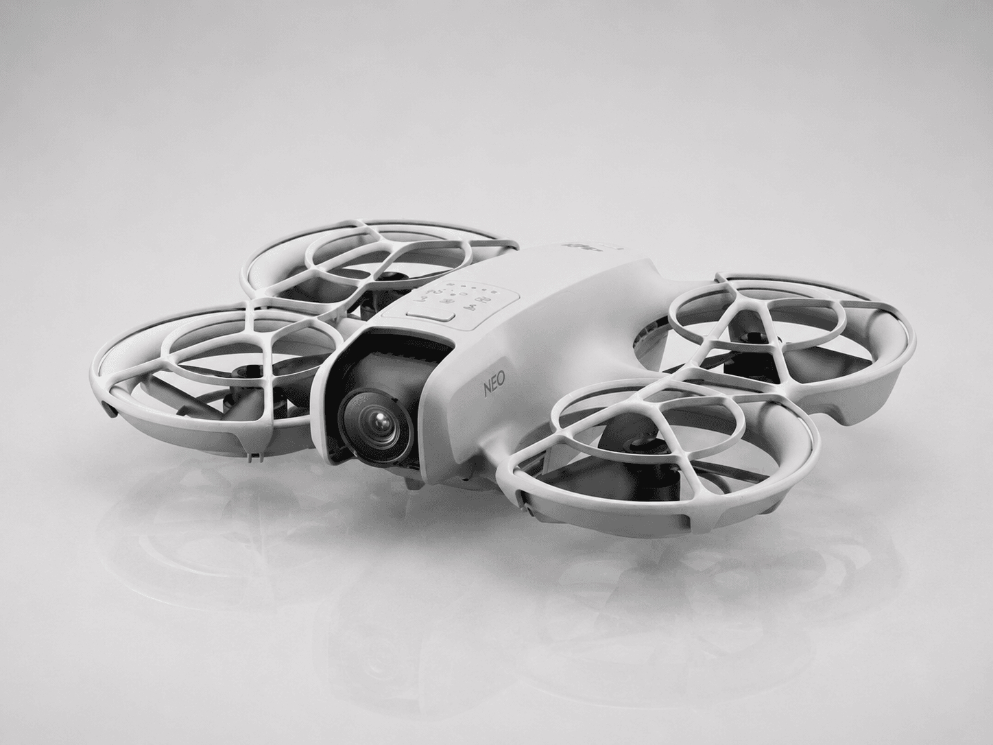 DJI Neo Motion Fly More Combo – Selfie dron 135 g za iznajmljivanje — rentanje.com